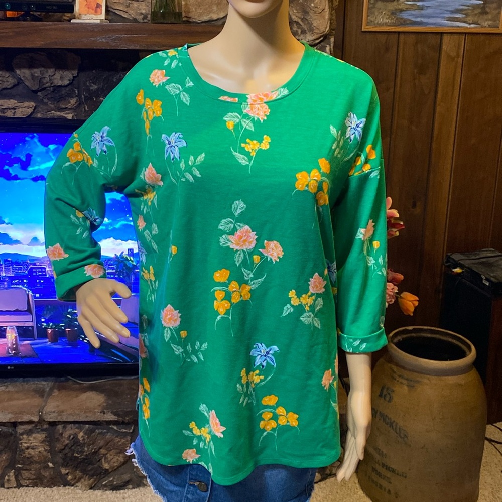 4/$10 Crown & Ivy Green Floral Shirt